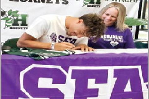Hornet signs with SFA